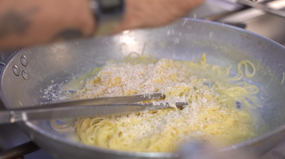 paso a paso spaghettini al limone con Galmesano: agregar queso