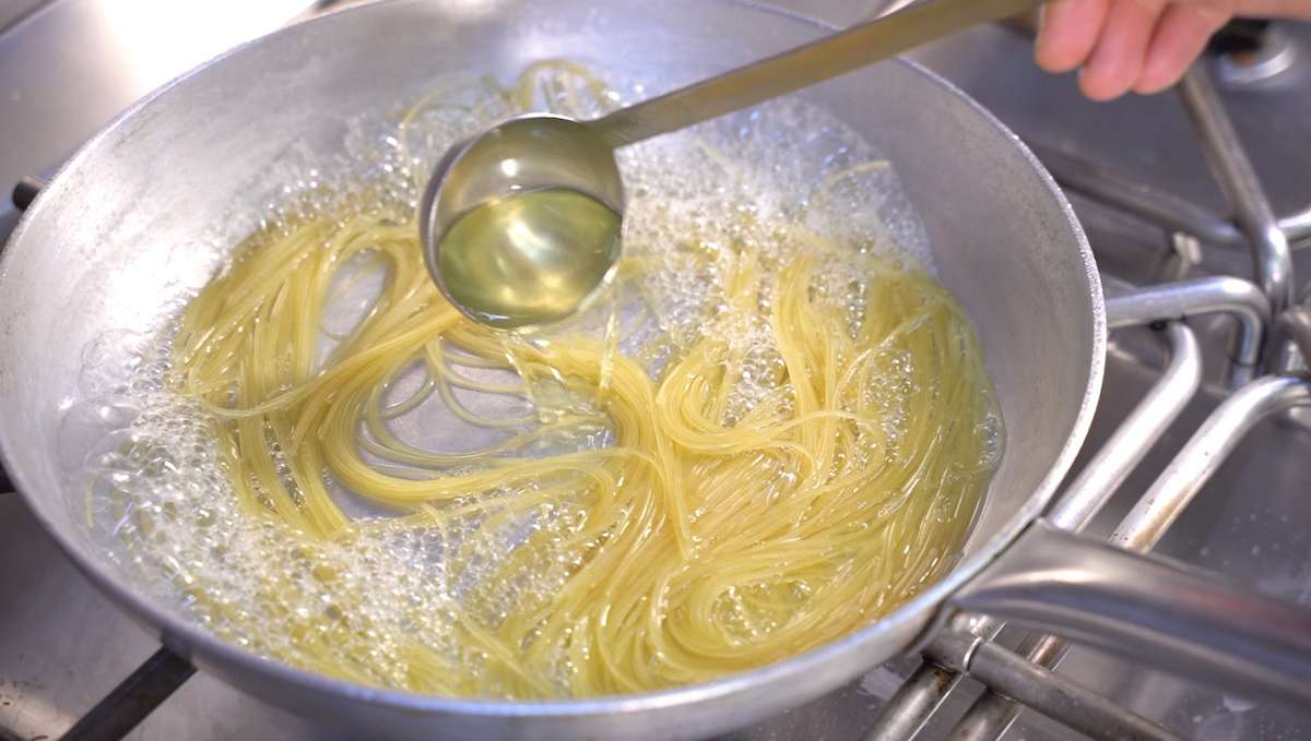 Paso a paso spaghettini al limone con Galmesano: hervir spaghettini