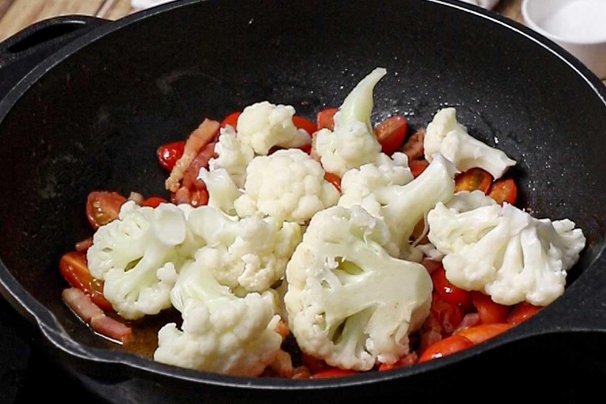 paso a paso elicoidali coliflor, cherry y panceta incorporar coliflor