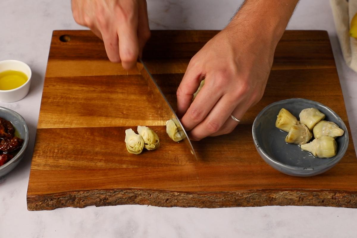 Paso a paso ensalada atún pasta: cortar a la mitad