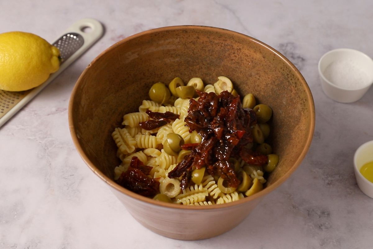 Paso a paso ensalada pasta atún: mezclar ingredientes