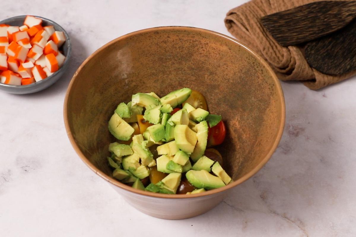 Paso a paso ensalada de pasta con aguacate agregar aguacate cuadrados