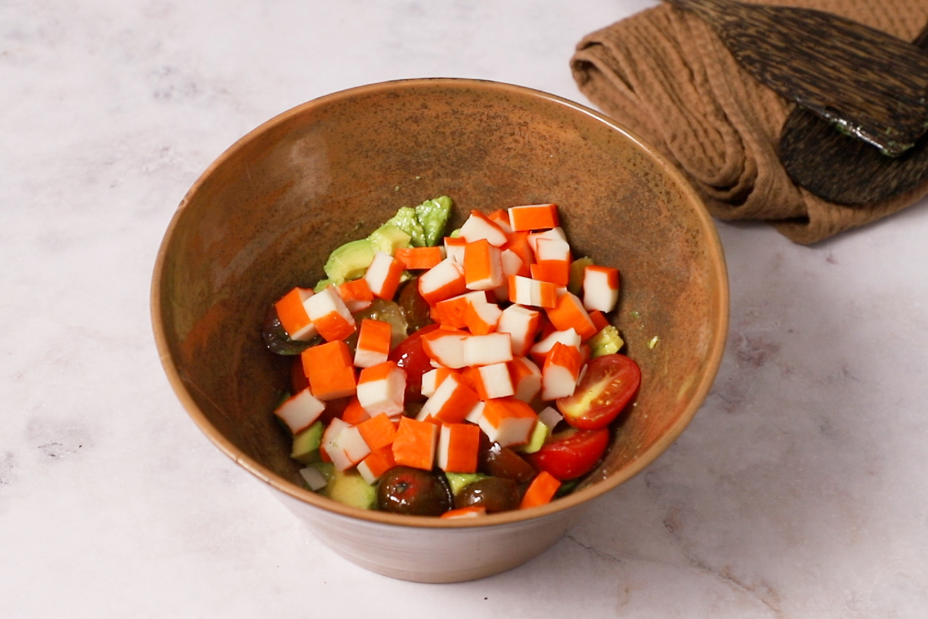 Paso a paso ensalada de pasta con aguacate agregar palitos