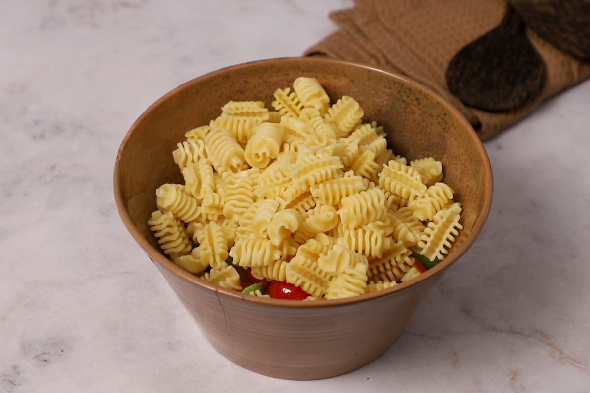 Paso a paso ensalada de pasta con aguacate agregar pasta