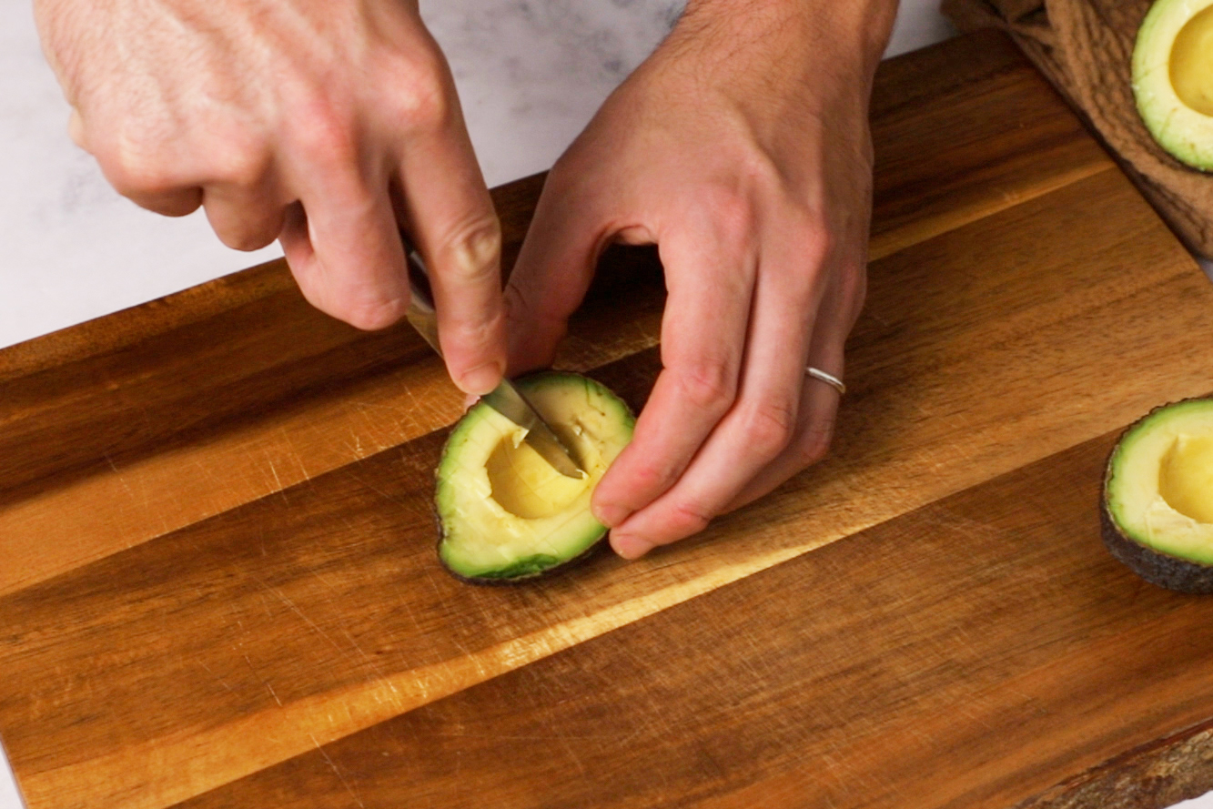 Paso a paso ensalada de pasta con aguacate cortar aguacate