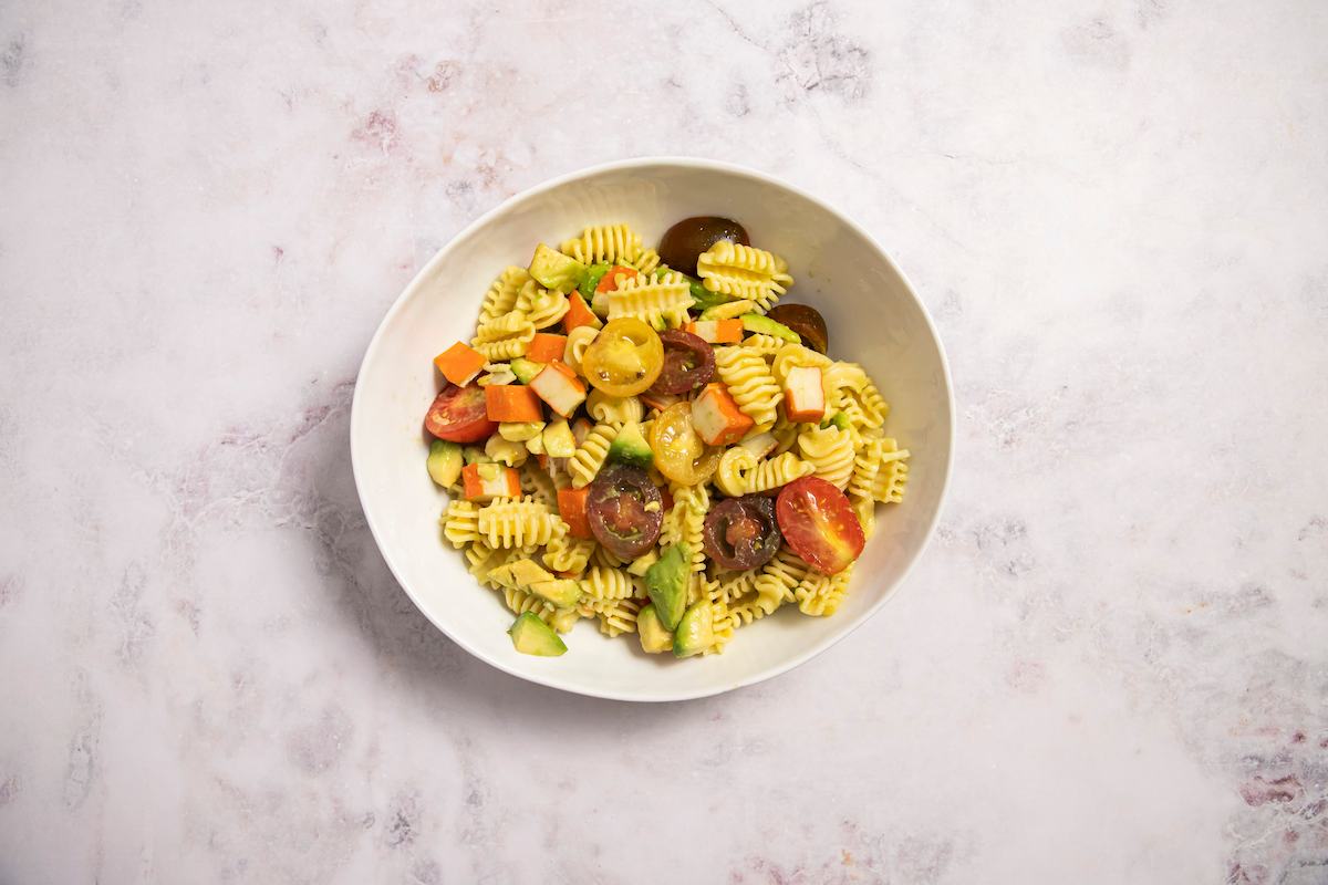 Paso a paso ensalada de pasta con aguacate emplatar