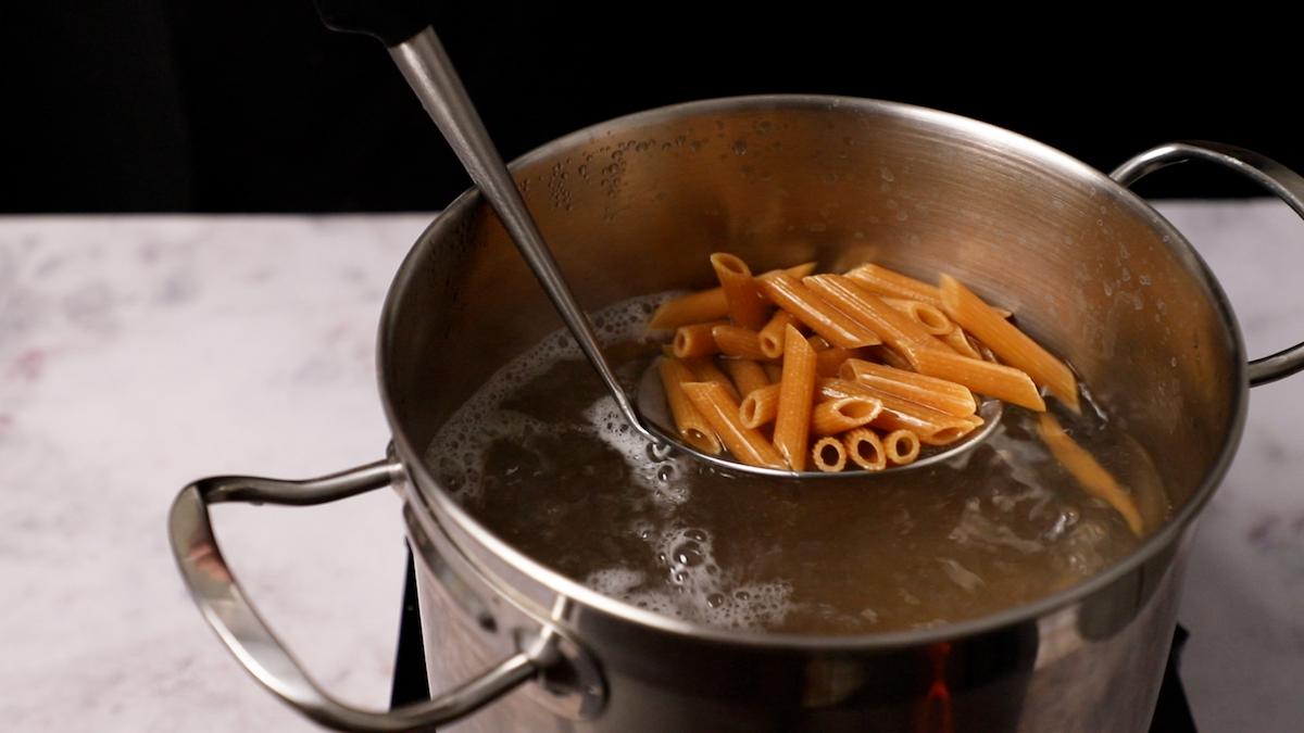 paso a paso ensalada de pasta con salmón: hervir la pasta