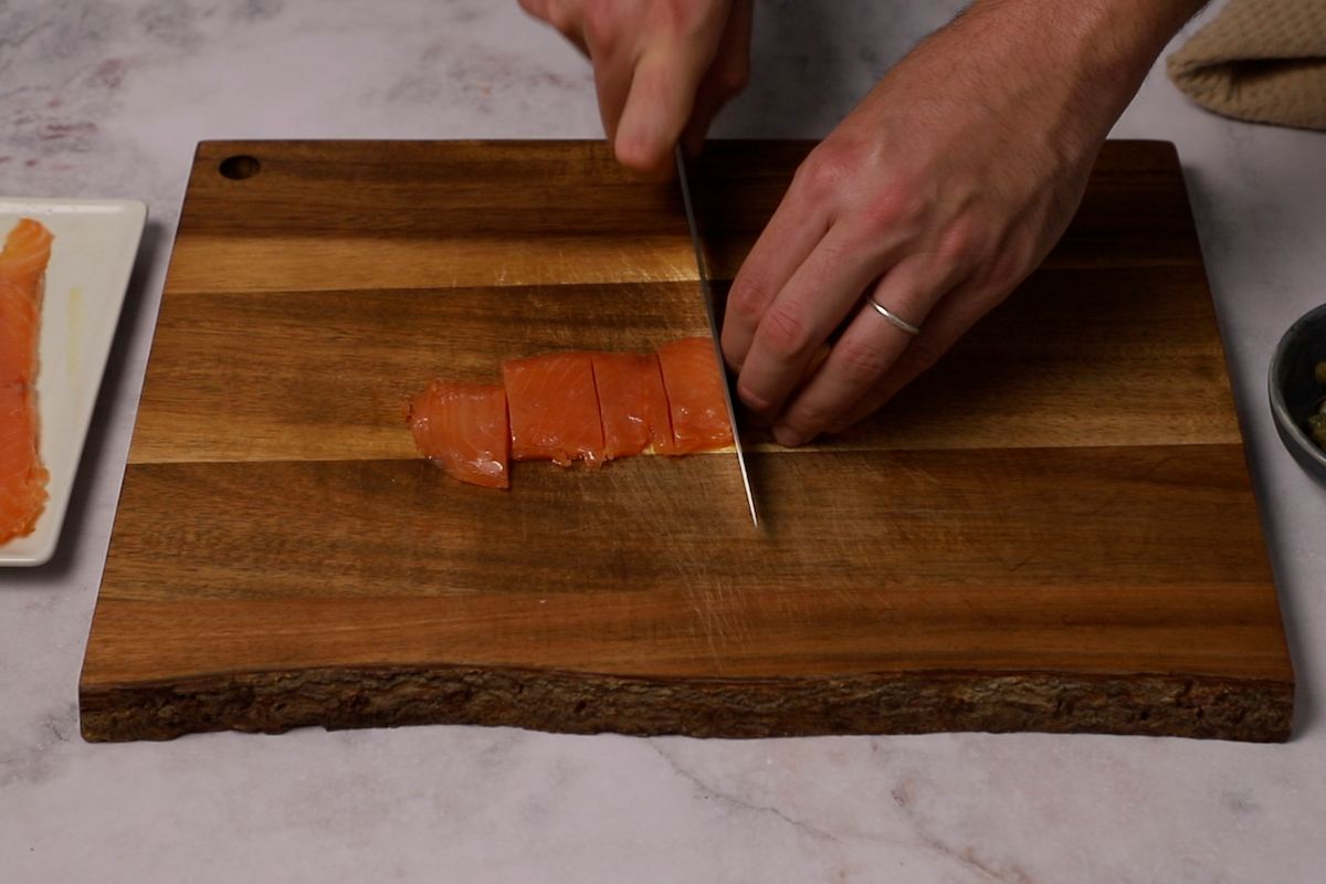 Paso a paso ensalada de pasta integral con salmón cortar salmón