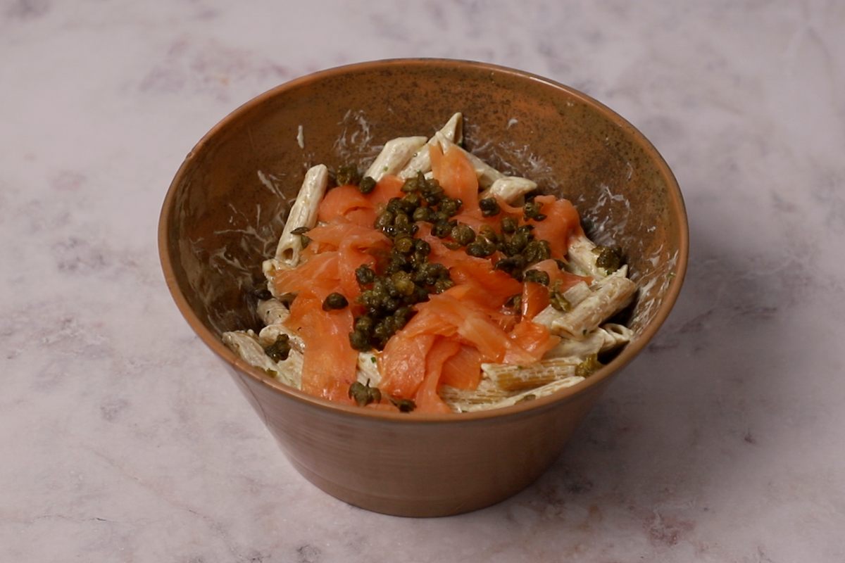 Paso a paso ensalada de pasta integral con salmón tazón