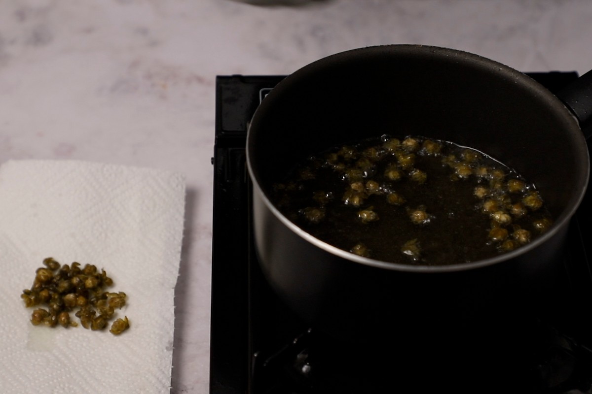 Paso a paso ensalada de pasta integral con salmón freír alcaparras