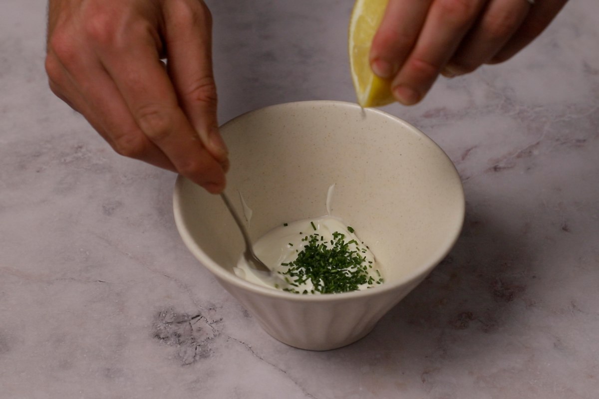 Paso a paso ensalada de pasta integral con salmón mezclar