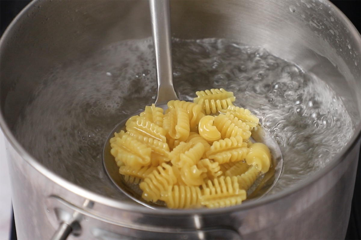 ensalada de pasta con atún calabacín y queso