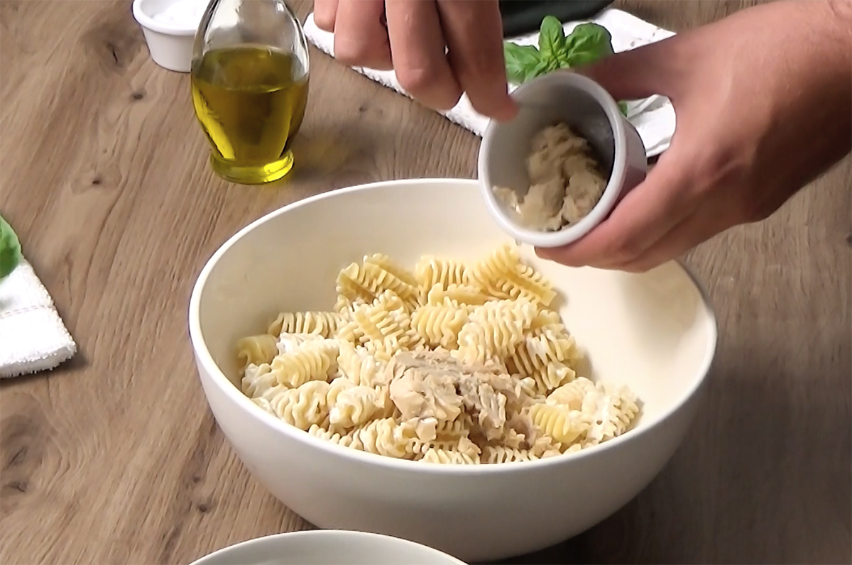 ensalada de pasta con atún calabacín y queso