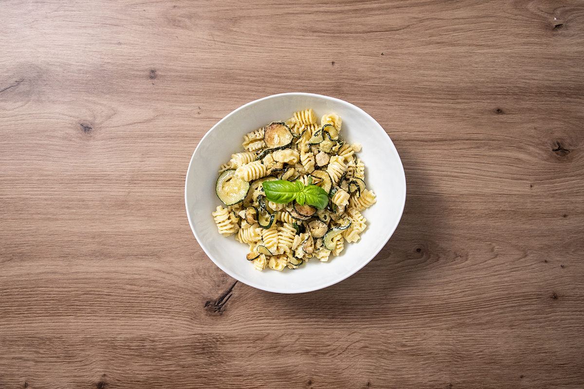 ensalada de pasta con atún calabacín y queso