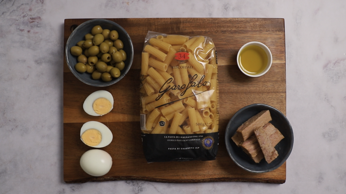 Preparar los ingredientes de la receta de ensalada de pasta con huevo y atún