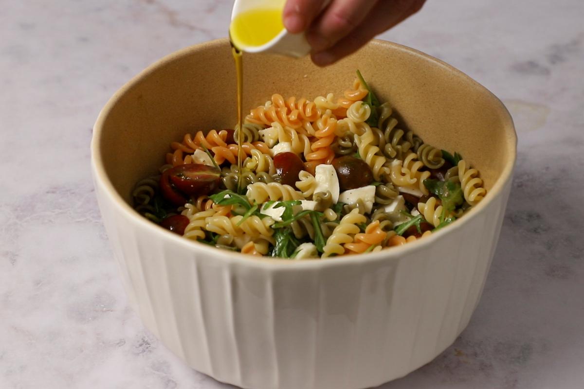 Paso a paso: ensalada de pasta de colores - añade aceite