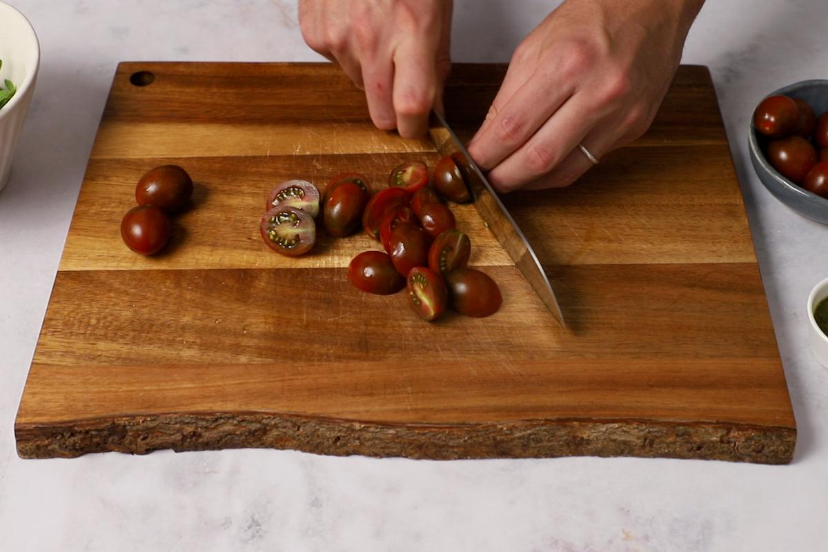 Paso a paso: ensalada de pasta de colores - cortar cherry