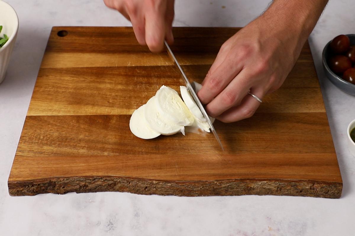 Paso a paso: ensalada de pasta de colores- cortar mozzarella