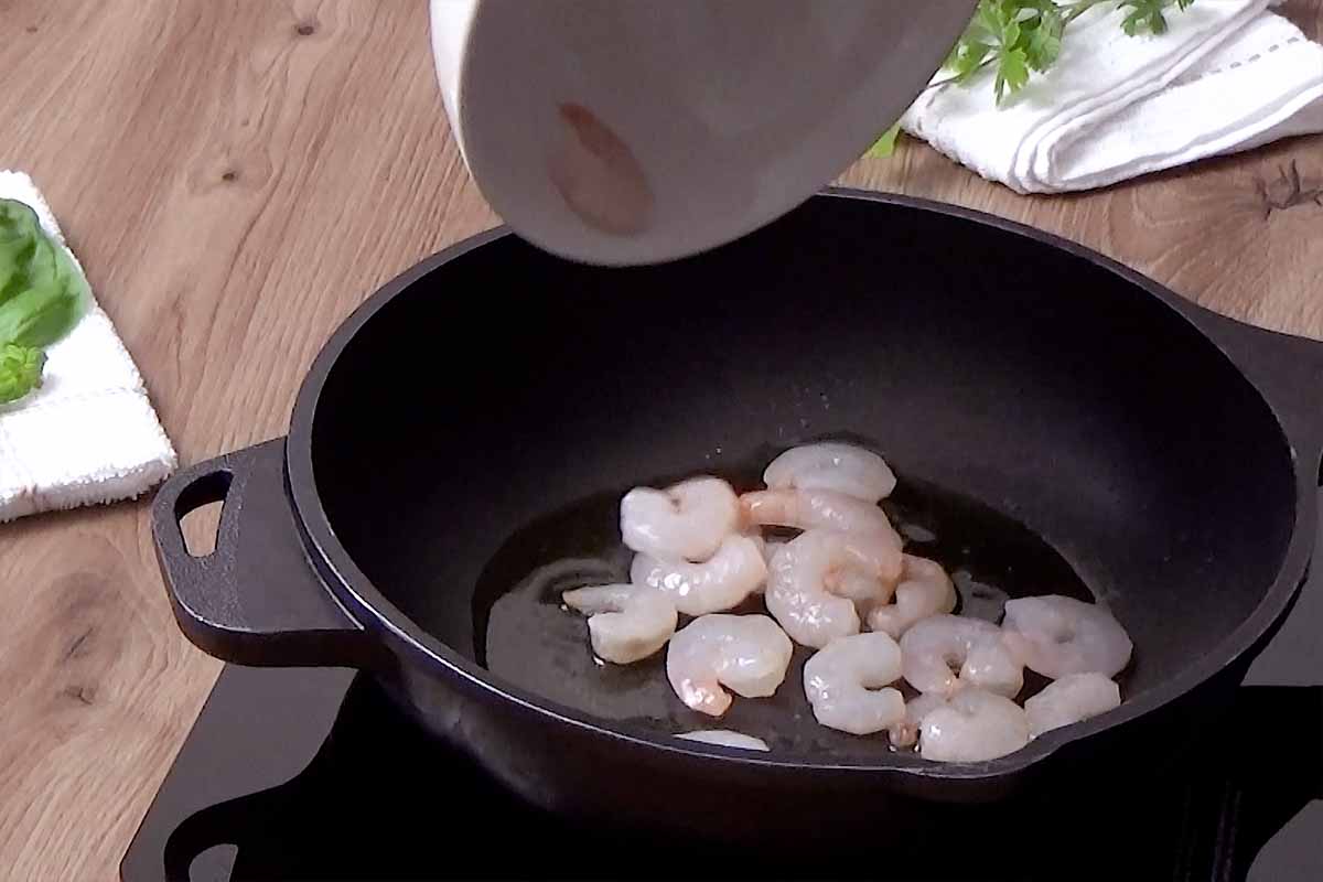 paso a paso pasta al curry gambas