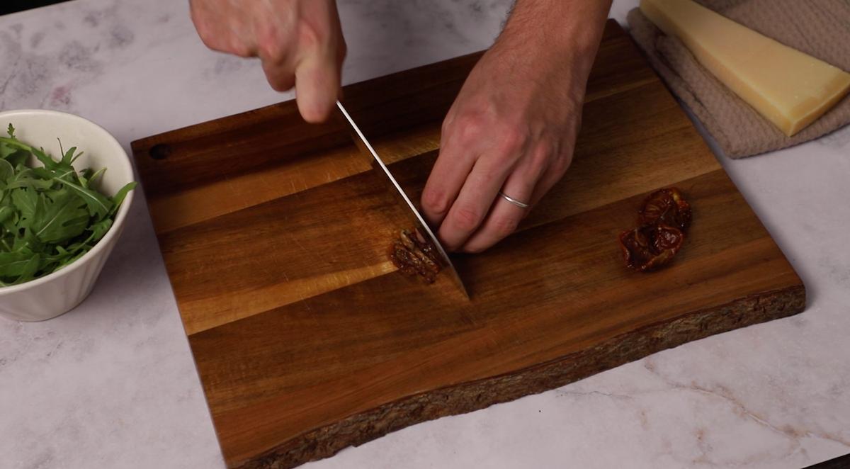 paso a paso ensalada de pasta espirales: cortar tomates