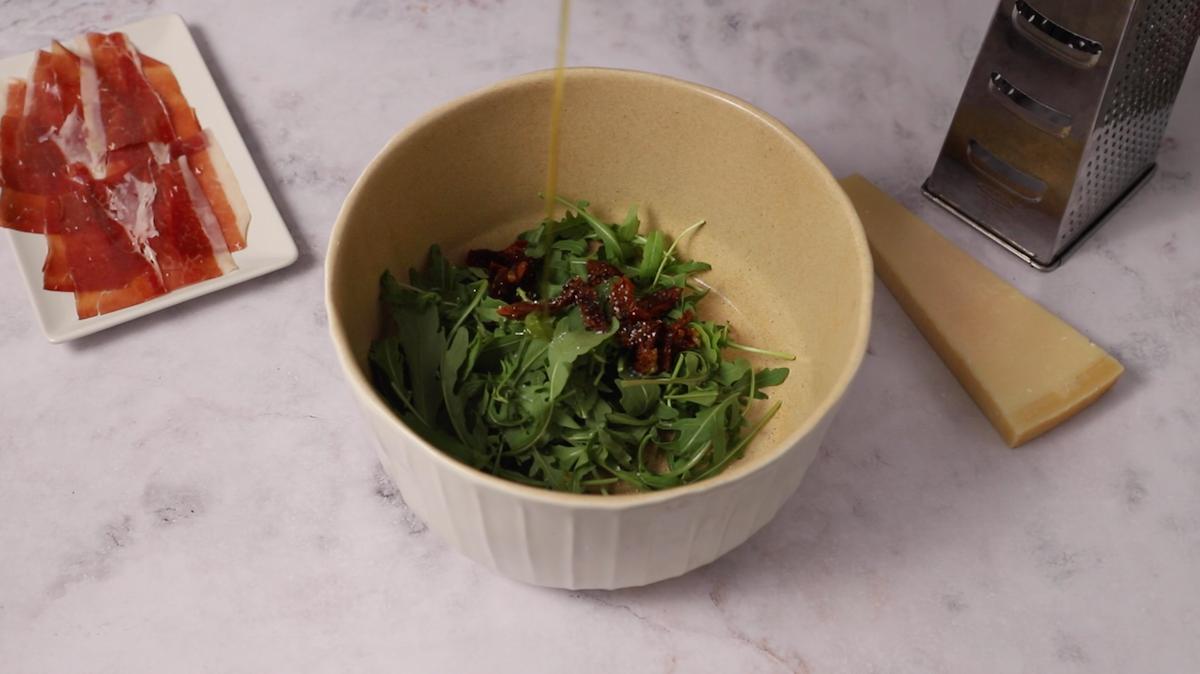 paso a paso ensalada de pasta espirales: mezclar en un bol