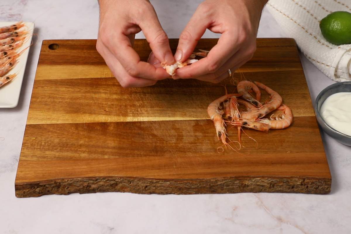 ensalada de pasta con gambas: pelar las gambas