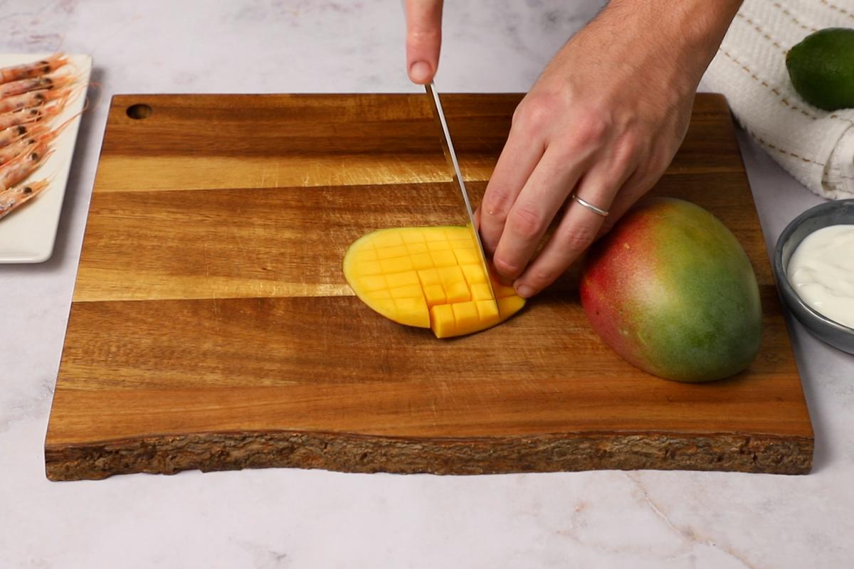 ensalada de pasta con gambas: mango