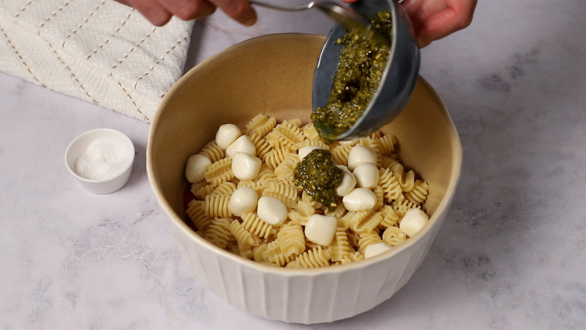 ensalada de pasta al pesto mezclar todo