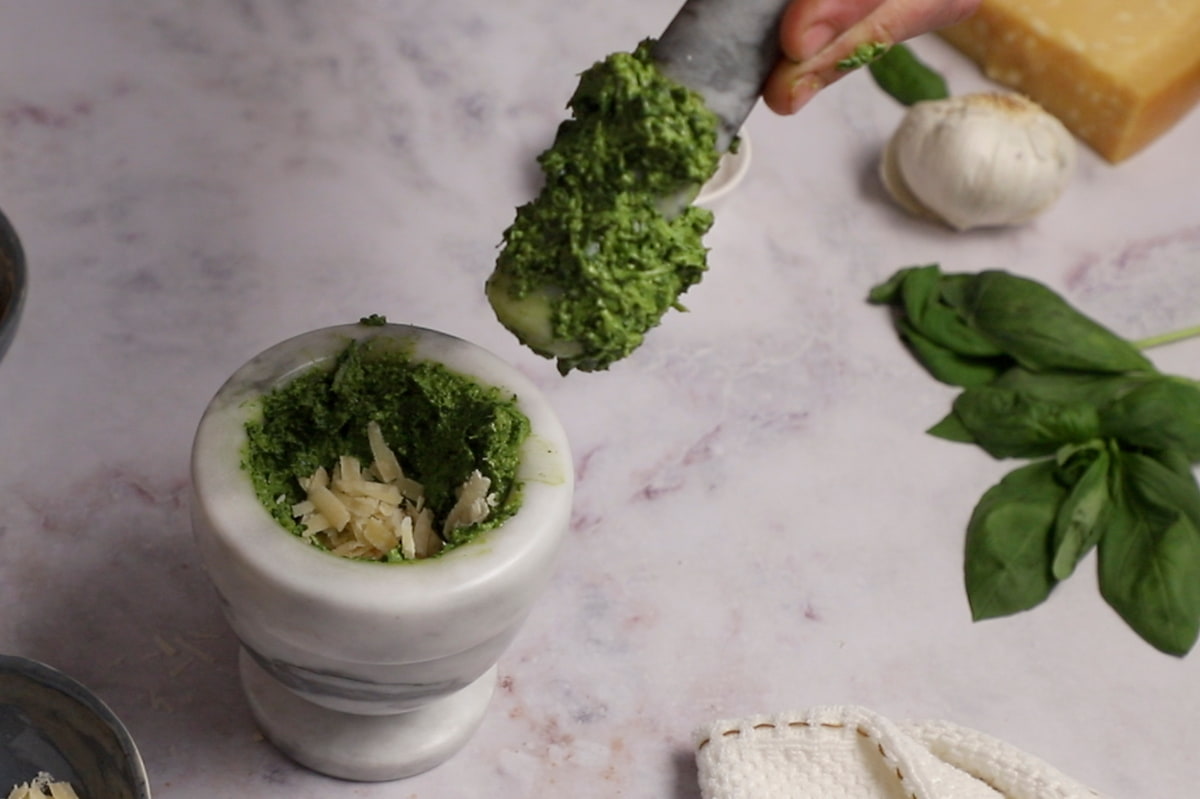 ensalada de pasta con pesto parmigiano