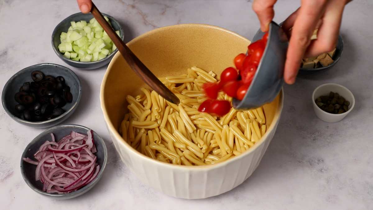 paso a paso ensalada de pasta vegana mezclar todo