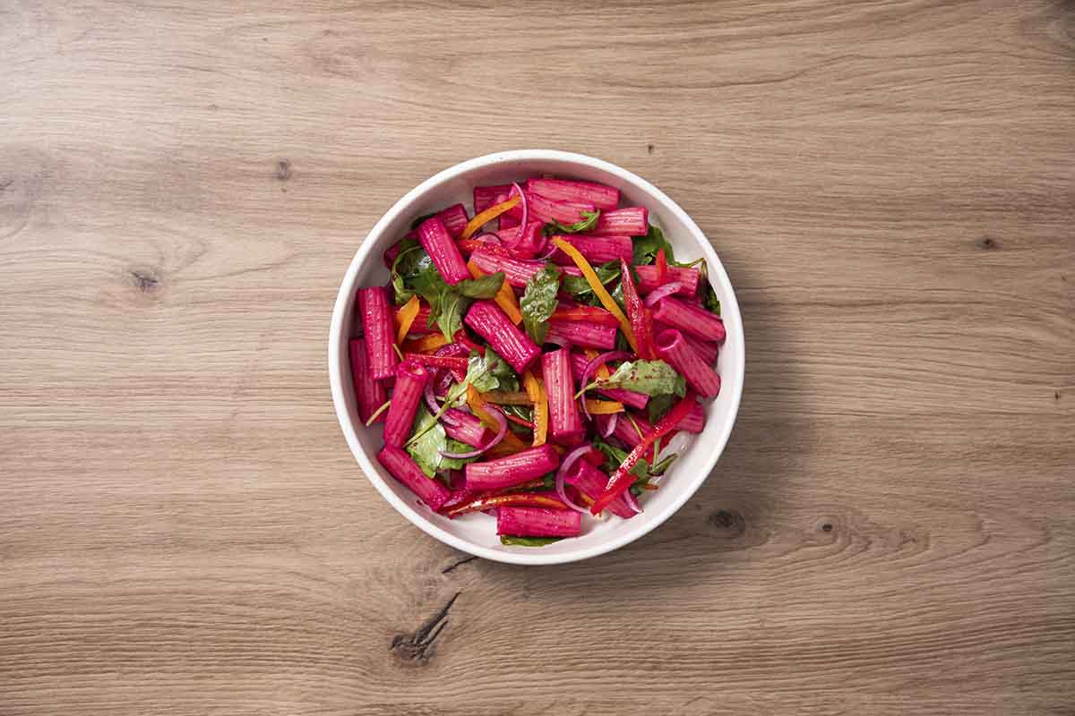 paso a paso ensalada de pasta con verduras emplatado