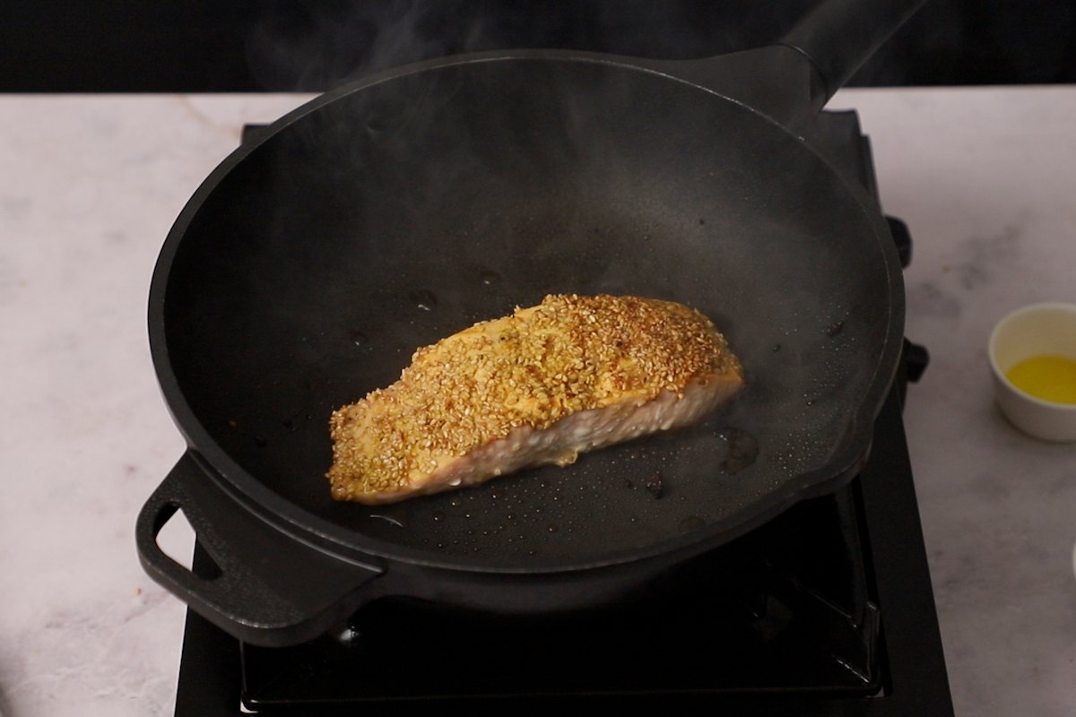 Paso a paso ensalada templada de pasta: cocinar el salmón