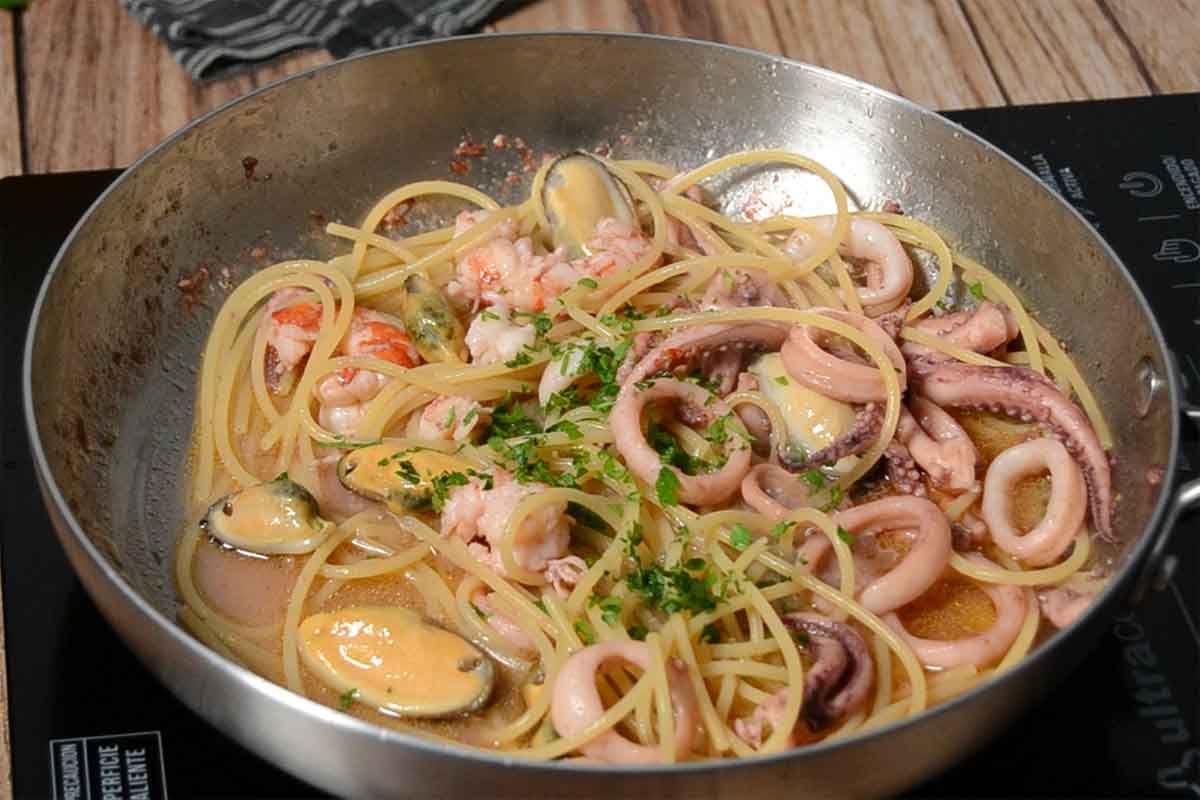 Paso a paso spaghetti a la marinera añadir perejil