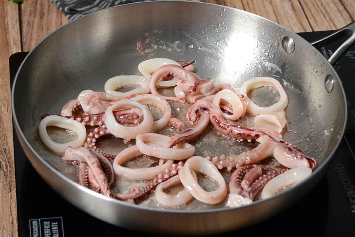 Paso a paso spaghetti a la marinera freír calamares