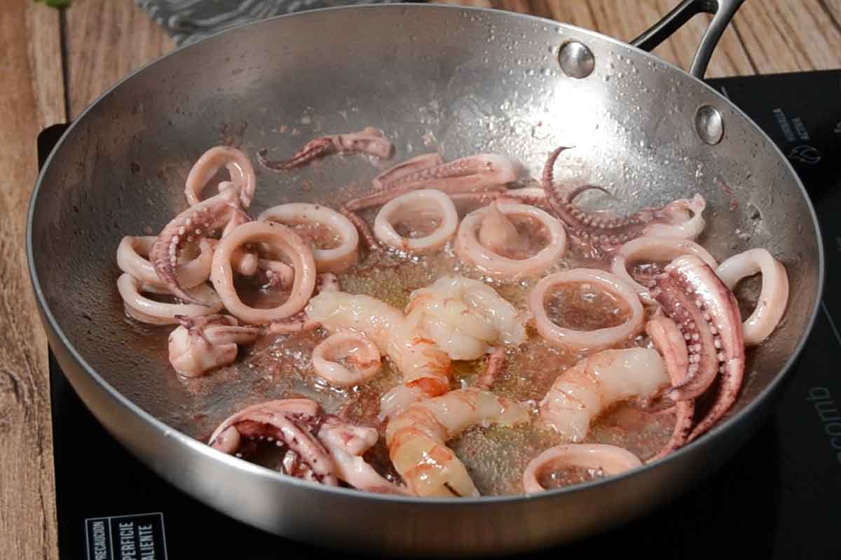 Paso a paso spaghetti a la marinera freír calamares y gamba