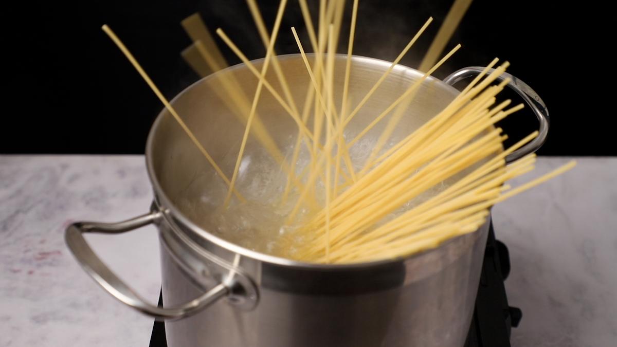 paso a paso spaghetti al pesto cocer pasta