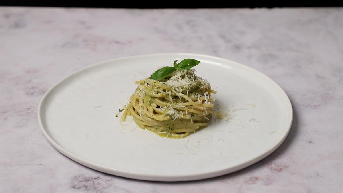 paso a paso spaghetti al pesto emplatar