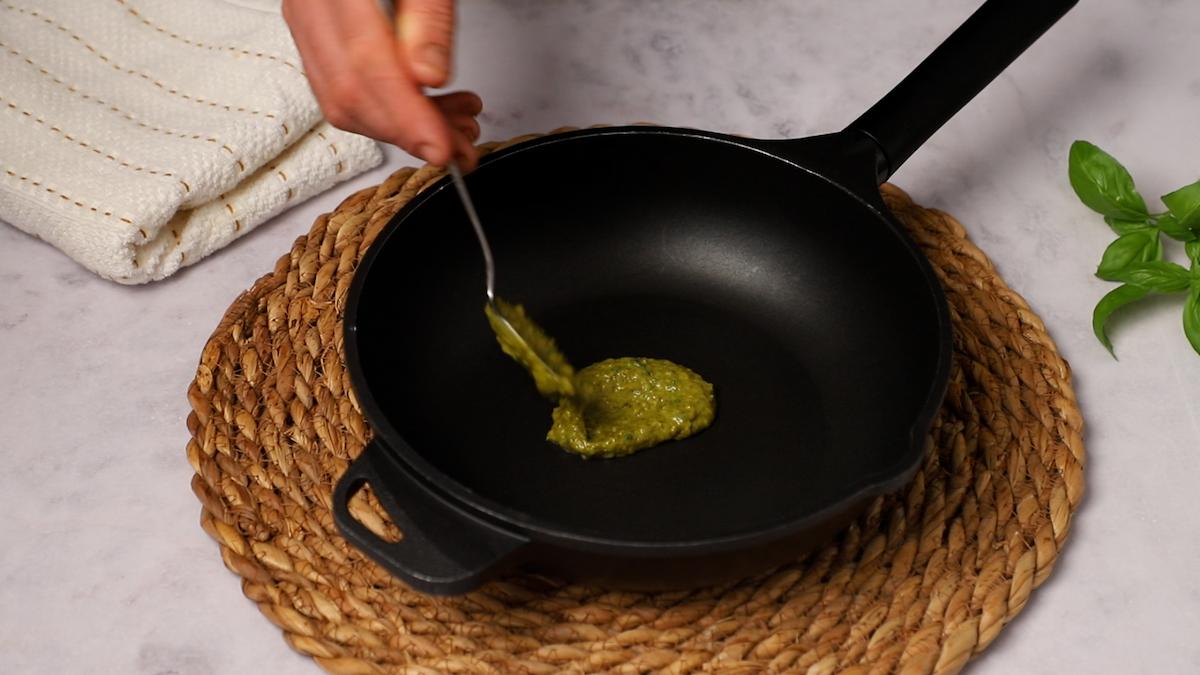 paso a paso spaghetti al pesto sartén