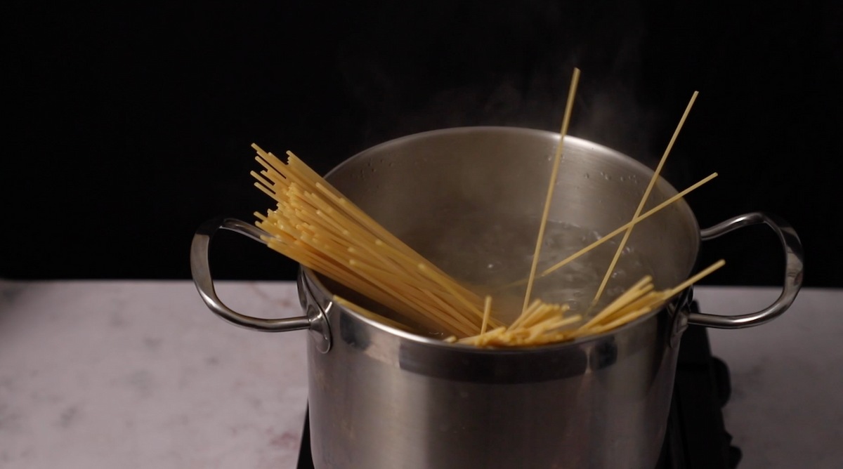 Paso a paso espaguetis con atún y tomate olla