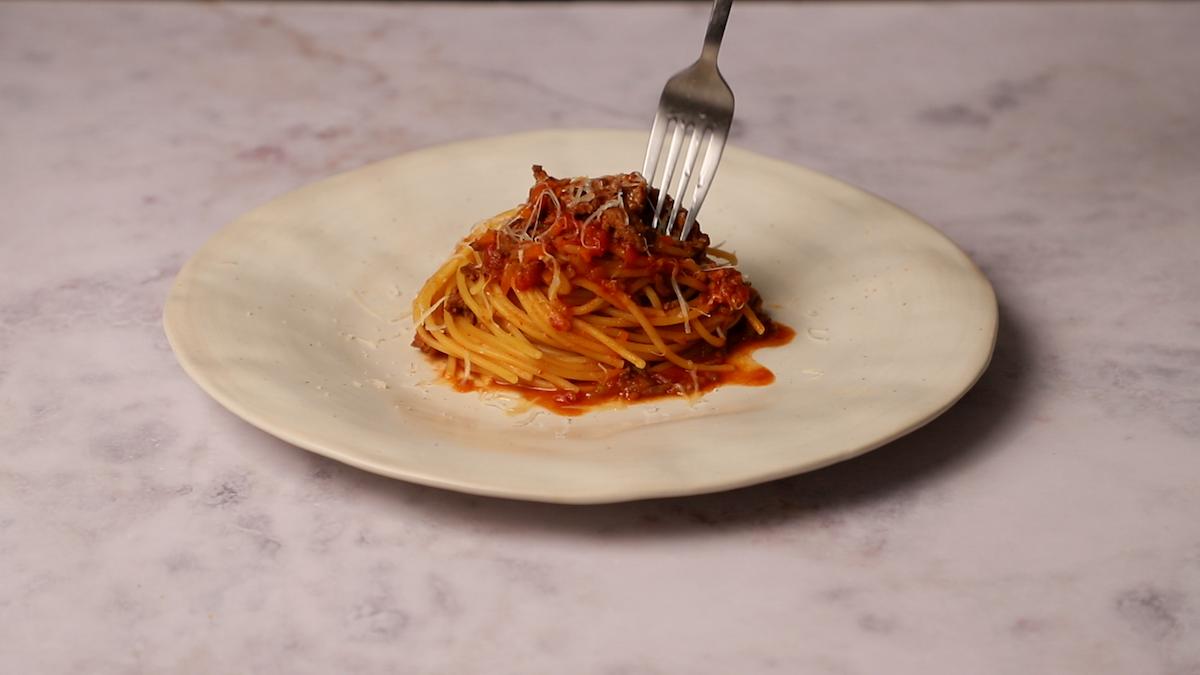 paso a paso espaguetis con carne picada y tomate emplatar