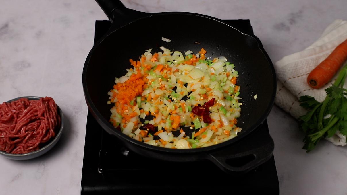 paso a paso espaguetis con carne picada y tomate guindilla