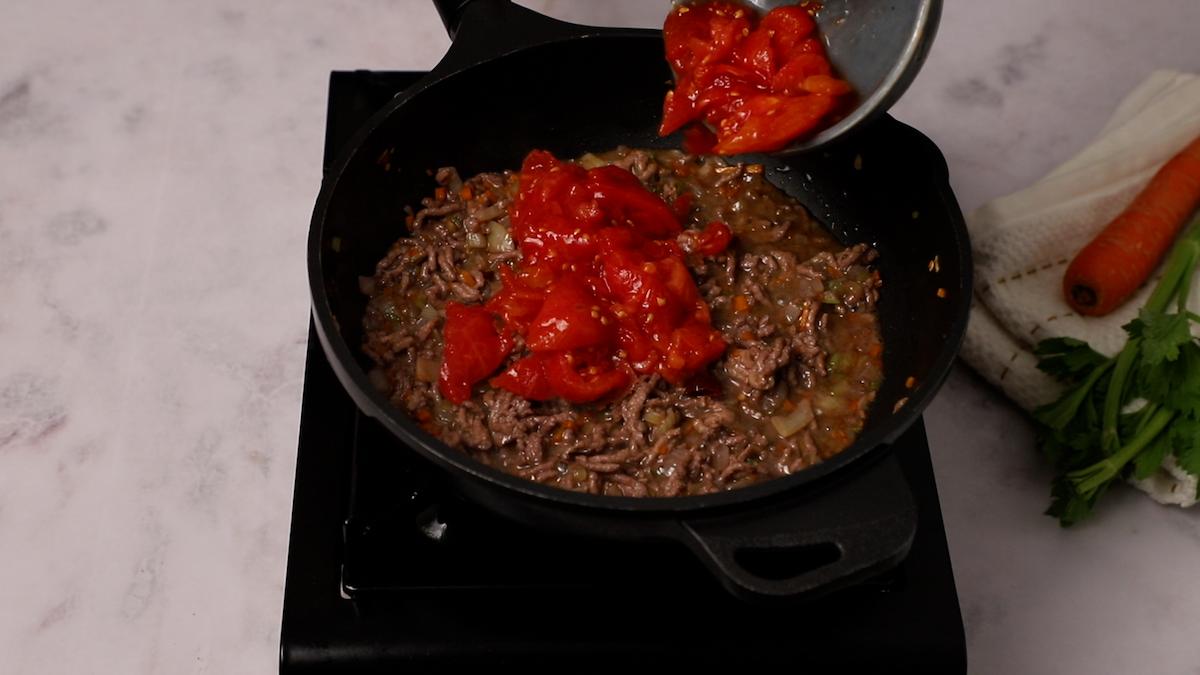 paso a paso espaguetis con carne picada y tomate incorporar tomates