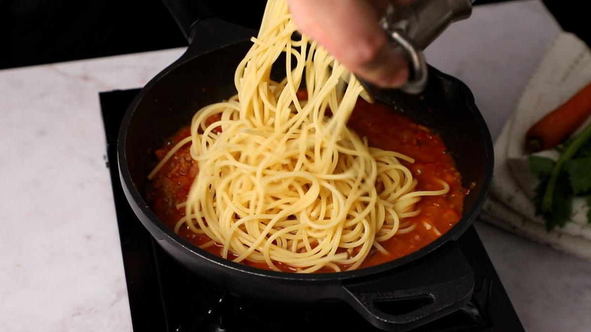 paso a paso espaguetis con carne picada y tomate mezclar