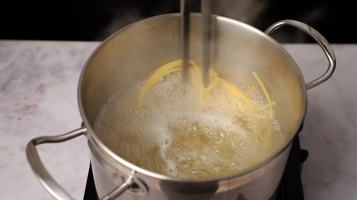 Paso a paso espaguetis con champiñón y nata cocer pasta