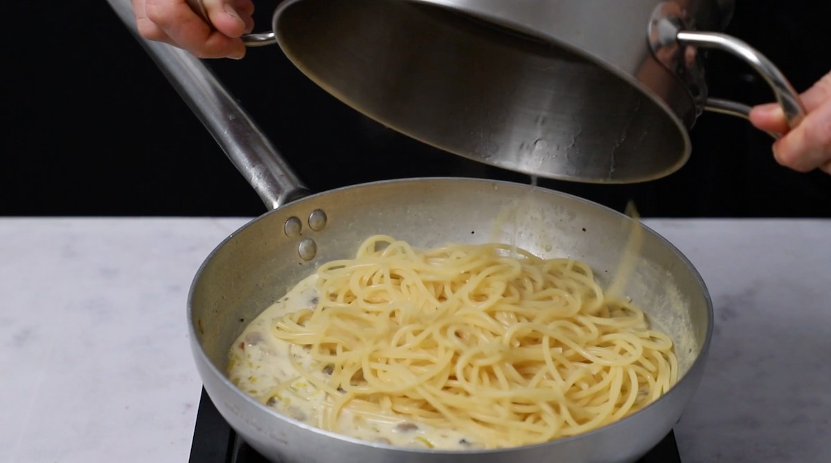 Paso a paso espaguetis con champiñón y nata echar pasta