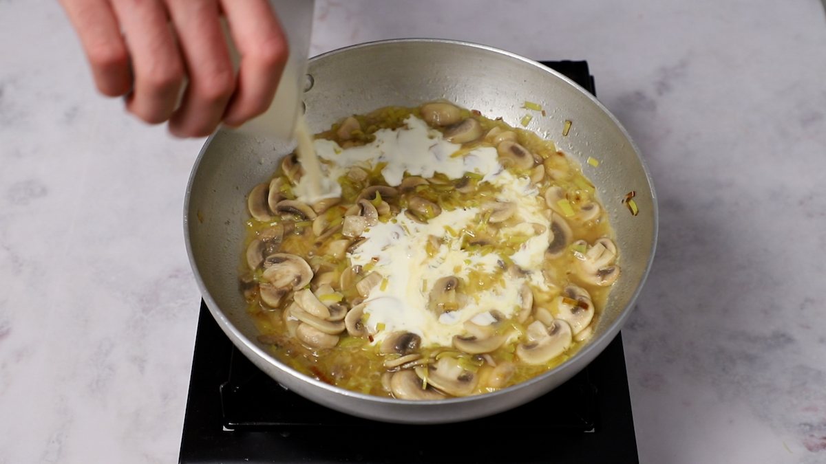 Paso a paso espaguetis con champiñón y nata verter nata