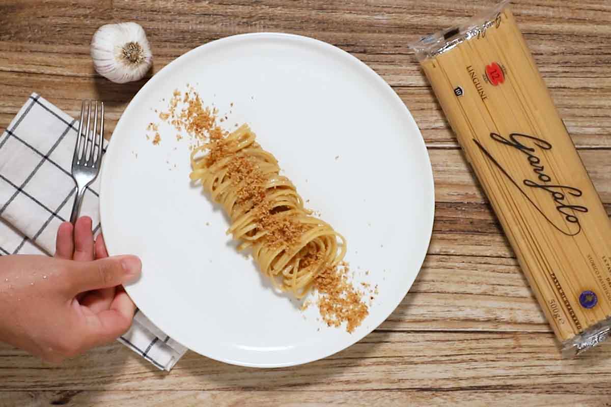 Linguine con anchoas y pan rallado emplatado