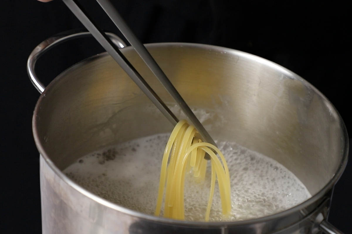 Paso a paso Linguine con anchoas y pan rallado hervir pasta