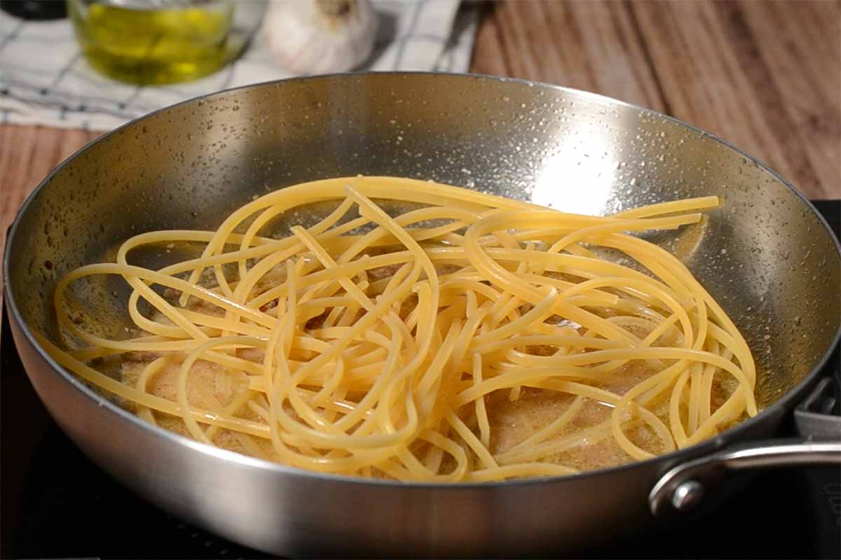 Paso a paso Linguine con anchoas y pan rallado mezcla con pasta