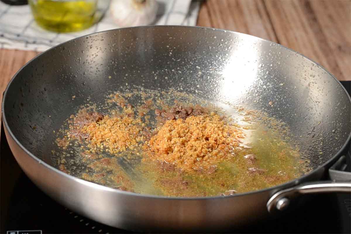 Paso a paso Linguine con anchoas y pan rallado mezcla sofrito